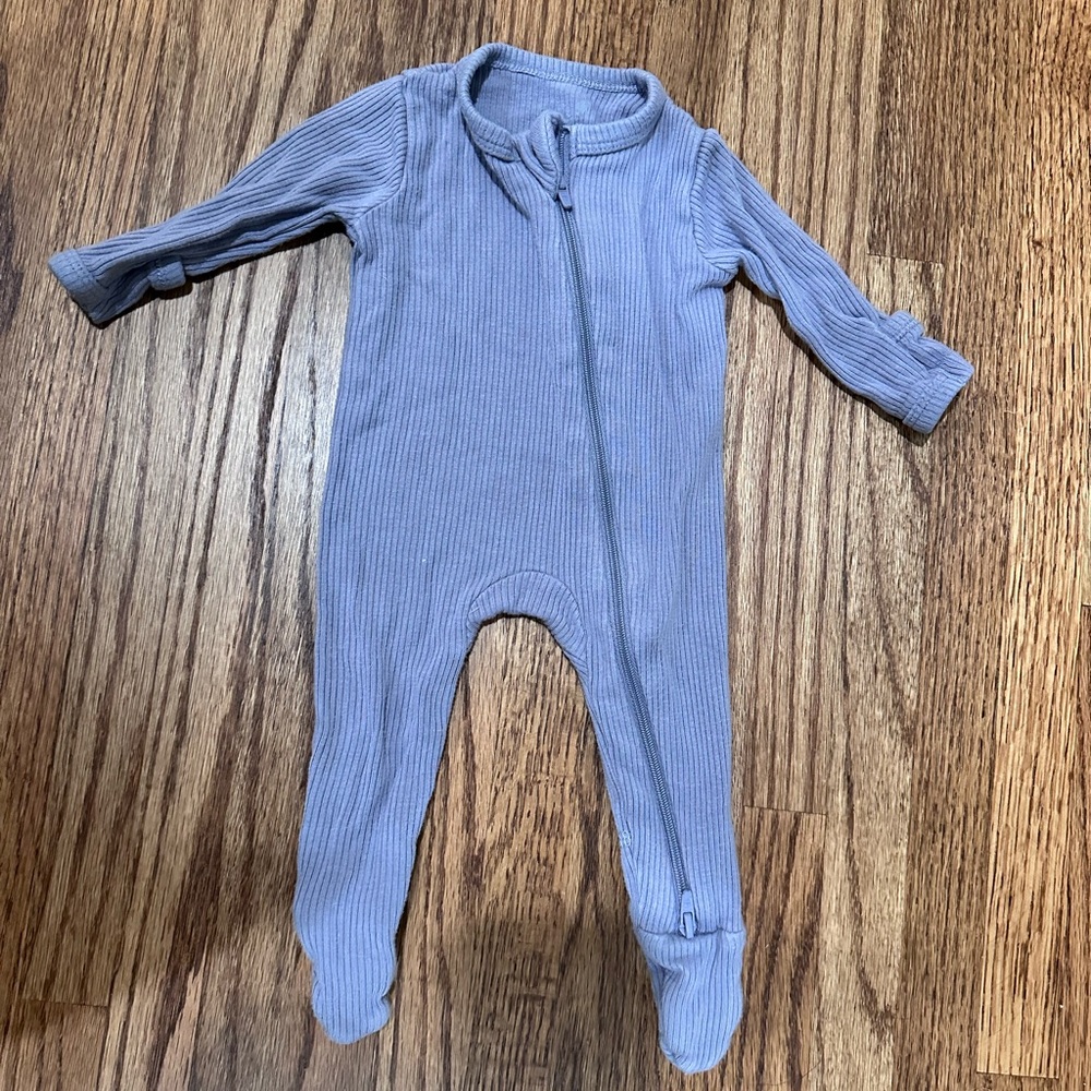Kyte BABY taro ribbed zipper footie newborn size. EUC